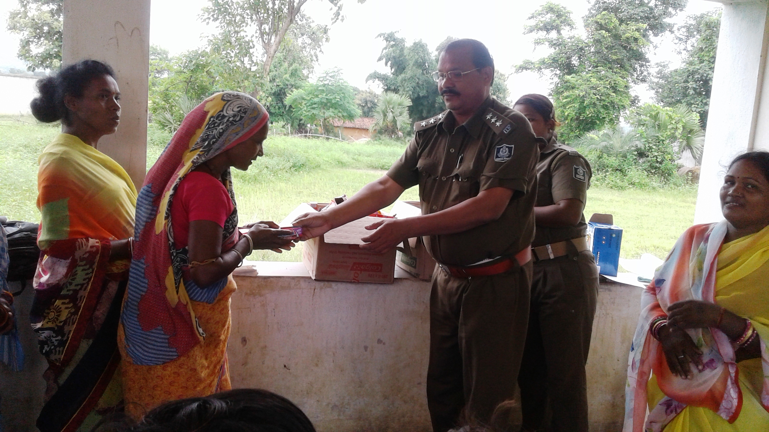 Raikakachar Distribution of toothbrush by RO Rajgangpur FMU Sgup